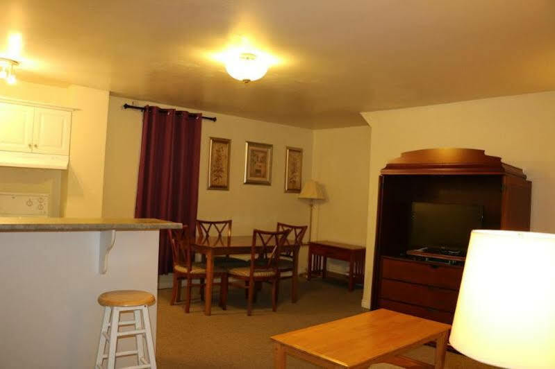 Midtown Motel & Suites Moncton Zewnętrze zdjęcie